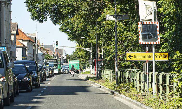 Durch die Umleitungen staut es sich auch in Straßen wie der Villacher Straße