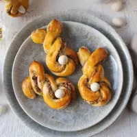Passend zur Osterzeit servieren wir Germ-Hasen mit Nussfülle