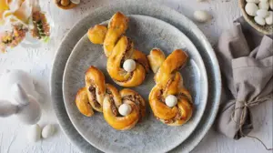 Passend zur Osterzeit servieren wir Germ-Hasen mit Nussfülle