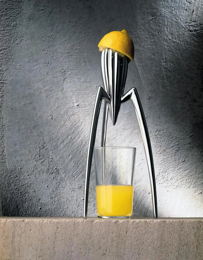 Alessi „Juicy Salif“: Philippe Starcks Zitronenpresse entstand angeblich auf einer Pizzeria-Serviette auf Capri. Sie ist weniger Werkzeug als Designskulptur — und genau deshalb weltberühmt.