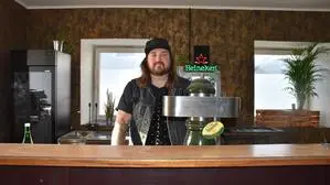 Philipp Lippitz steht hinter der Theke in seinem Gasthaus | Philipp Lippitz baute nach der Übernahme das Gasthaus "Zum Tainacher" um