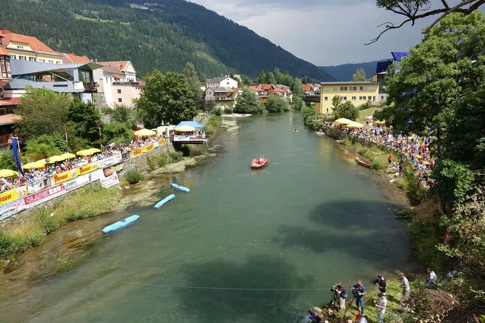 Wagemutige springen dabei von 14 Metern in die Mur.