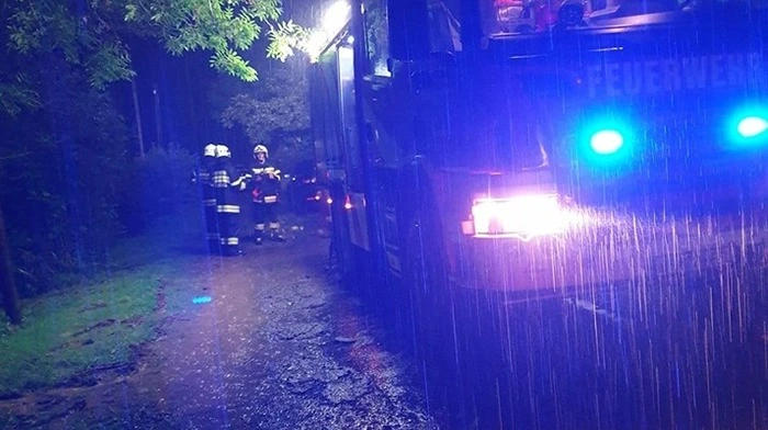 Die Front brachte starke Sturmböen mit - was in der Folge für zahlreiche Feuerwehreinsätze wegen umgestürzter Bäume und einige Pumpeinsätze sorgte. Auch die FF Mönichwald stand am Mittwochabend im Unwettereinsatz.