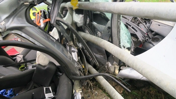 Das Bild veranschaulicht die Wucht des Aufpralls.