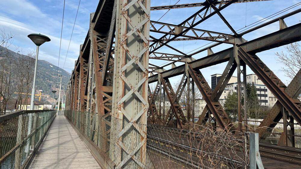 Die über 100 Jahre alte Brücke hat Rost angesetzt