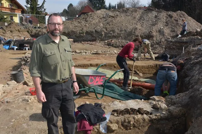 Archäologe Georg Tiefengraber hat mit seinem Team ein römisches Steingebäude freigelegt.