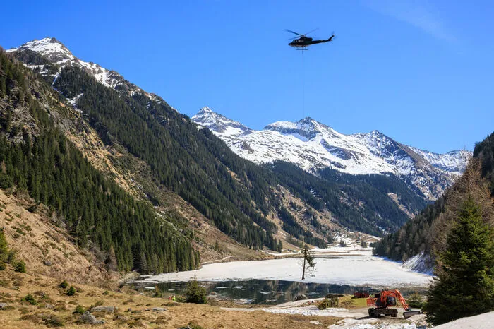 Die Bell 412 bei ihrer Arbeit am Donnerstagvormittag rund um den Riesachsee