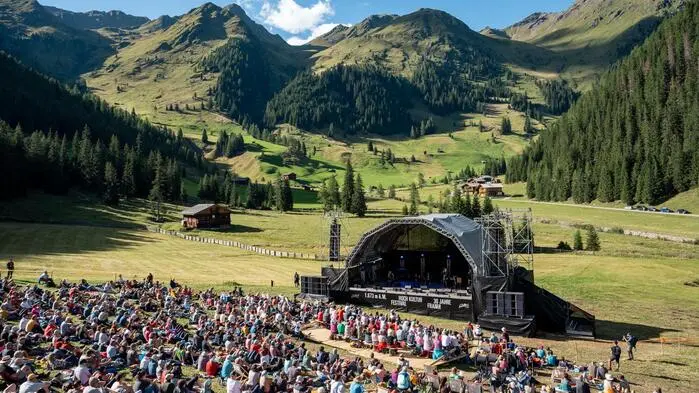 Eine Bühne auf einer Alm