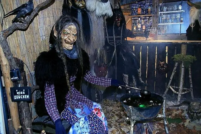 Viele gruselige und zugleich kunstvolle Krampus- und Perchtenmasken waren dort im düsteren Ambiente ausgestellt. Besonderes Interesse fand die überaus informative Rauhnachtsperchtenschau.