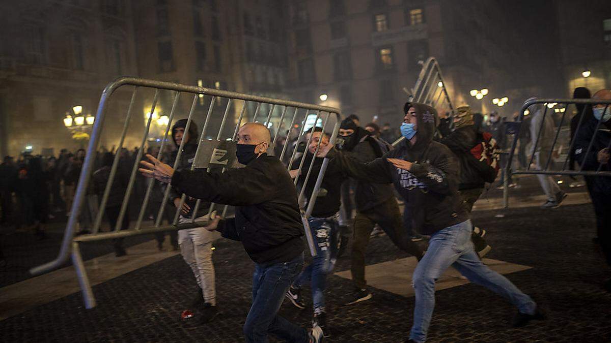 Im Zentrum Barcelonas in Katalonien lieferten sich mehrere Hundert Menschen und die Polizei bis spät in die Nacht Straßenschlachten,