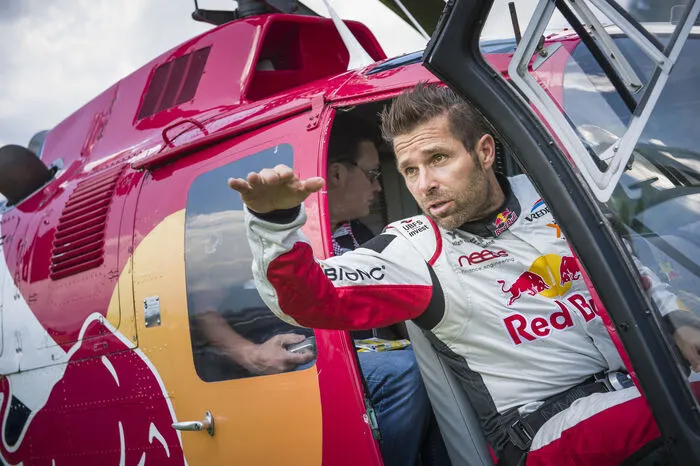 Er war einer der "aufregendsten und ehrgeizigsten Piloten des Red Bull Air Race" und der erste Europäer, der die Weltmeisterschaft gewann (2008).