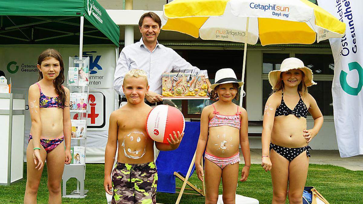 Hautarzt Johann Derhaschnig mit jungen Badegästen 2020 im Stadionbad Wolfsberg