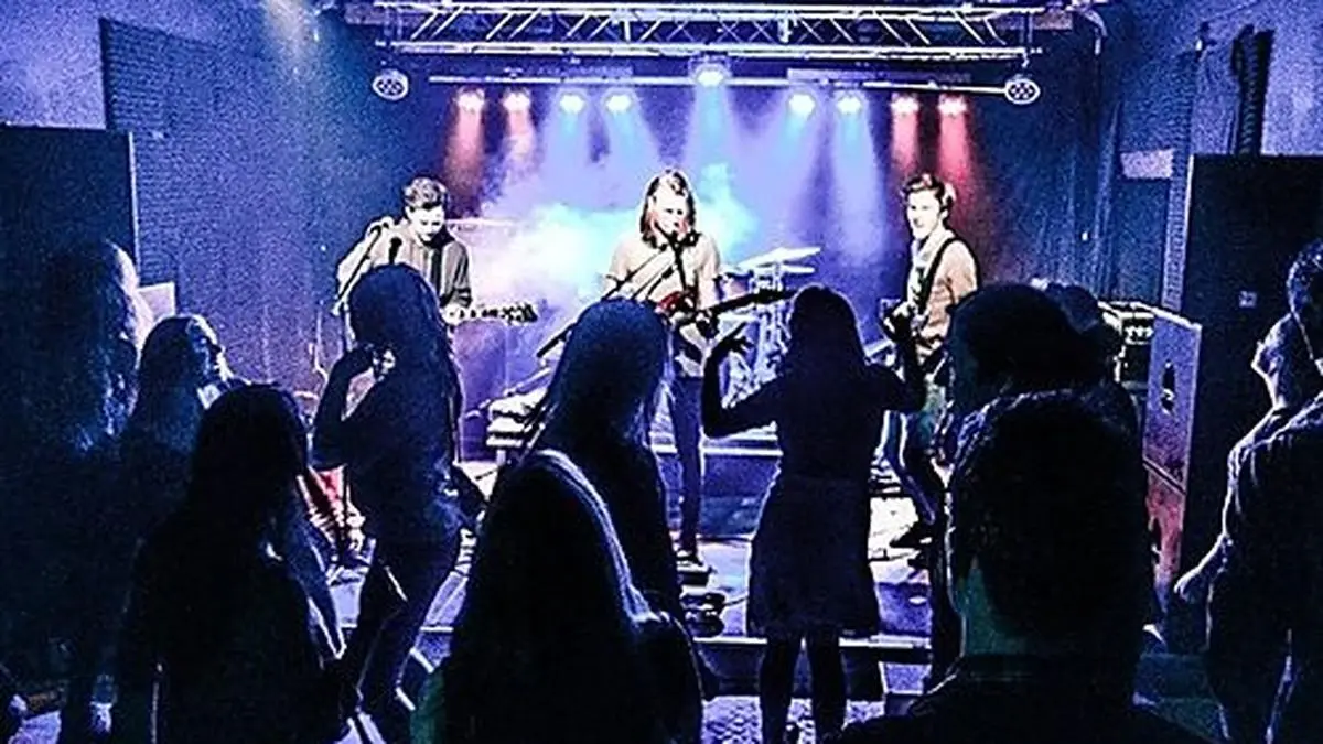 Die Band "Straight Hair" auf der Bühne des Wakuum.