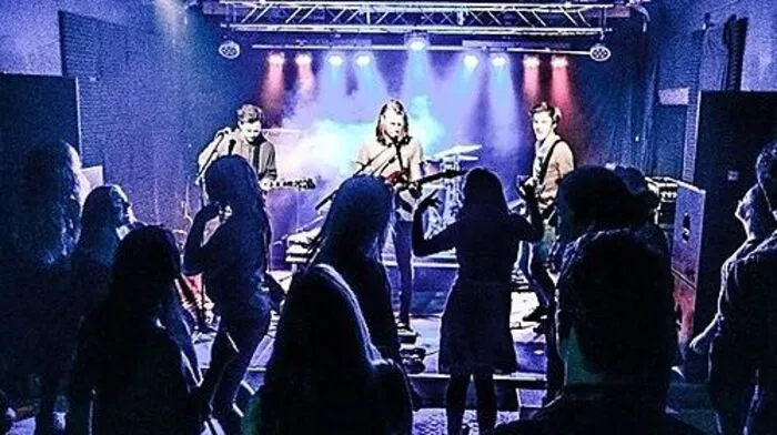 Die Band "Straight Hair" auf der Bühne des Wakuum.
