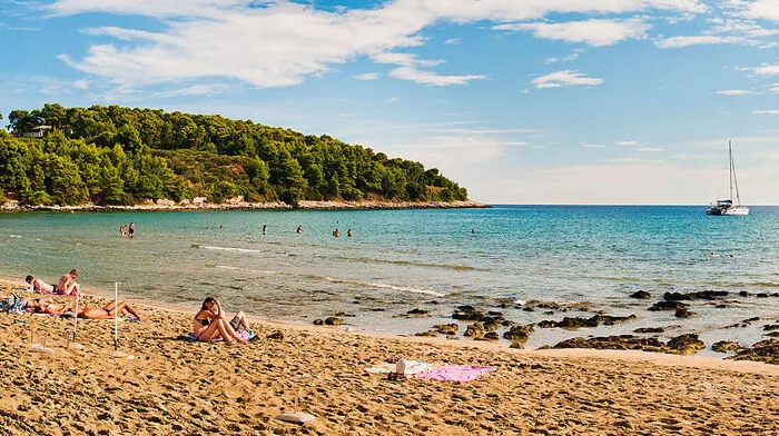Vela Pržina liegt im Süden der Insel Korcula bei Lumbarda und bietet feinsten Sandstrand. Als Draufgabe gibt es unweit noch den rund 100 Meter langen Sandstrand Bilin Žal.