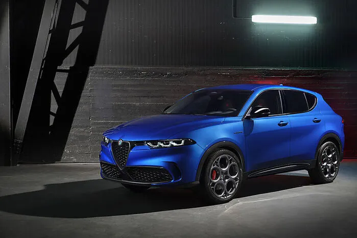Da die Marke erst seit Anfang 2021 zum Mega-Konzern Stellantis zählt, basiert der Tonale noch auf der Plattform aus der Zeit von Fiat Chrysler Automobiles (FCA). Um genau zu sein, teilt er sich die Plattform unter anderem mit dem Jeep Compass. Und damit hält auch die Elektrifizierung bei Alfa Romeo Einzug: in den Spielarten als Hybrid und als Plug-in-Hybrid.