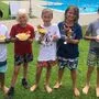 Die jungen Badegäste des Schwimmbads Vithal stärken sich in der letzten Schulwoche mit ihren Lieblingspommes