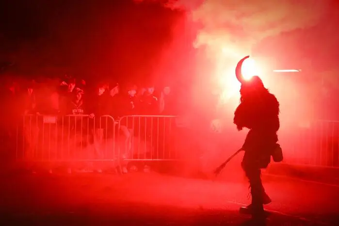 Um 18 Uhr begann der spektakuläre Lauf, bei dem acht Gruppen für schaurig schöne Stimmung sorgten – unter anderem die Hoadla Teifl, die Alhoer Perchten und die Ilzer Kohlenteifl. 