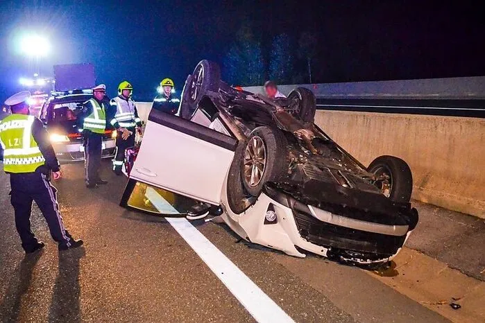 In der Nacht auf Mittwoch wurden die Einsatzkräfte zu einem Pkw-Überschlag auf der Südautobahn (A2) alarmiert. Die beiden Fahrzeuginsassen blieben glücklicherweise unverletzt. Mehr.