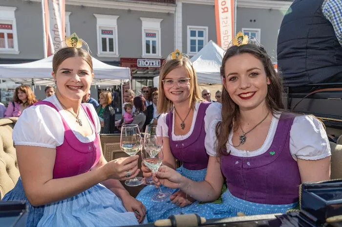 Da dürfen auch die Weinhoheiten - Weinkönigin Katja Silberschneider, Lisa Peinsipp und Maria Jöbstl - nicht fehlen