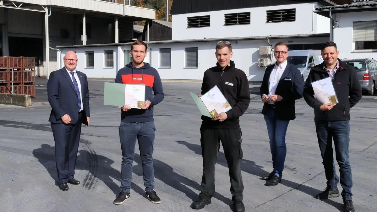 RSO Peter Sükar, Patrick Marchel, Phi­lipp Wagnest, Bgm. Helmut Linhart und Ausbildungsleiter Franz Krammer
