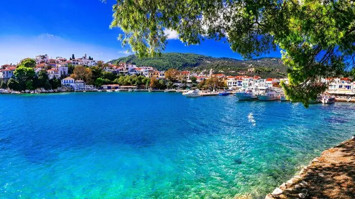 Blick von der Halbinsel Bourtzi auf den alten Hafen von Skiathos-Stadt