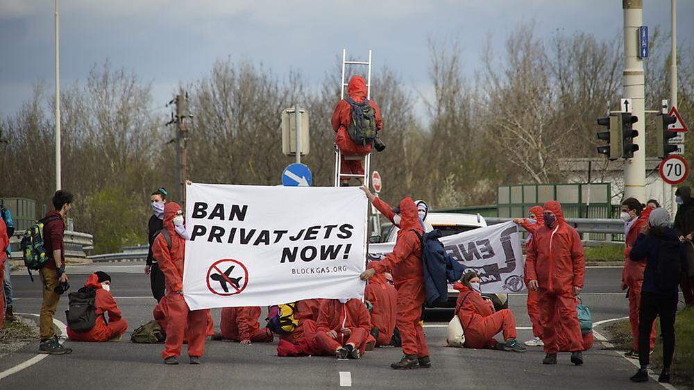 Aktivistinnen und Aktivisten blockierten Privatjet-Terminalzufahrt am Flughafen Wien