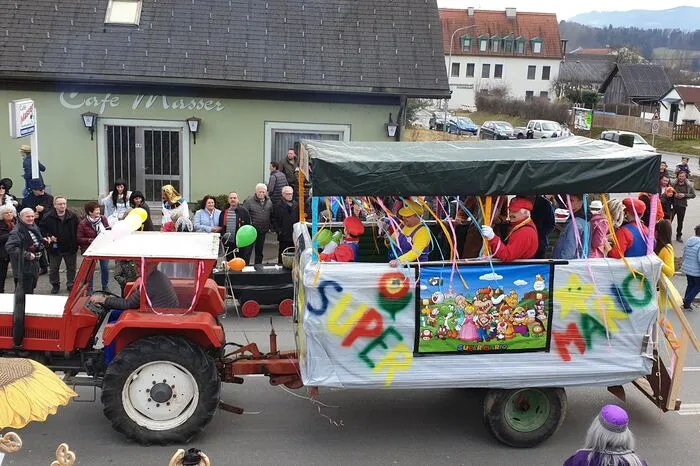 Die Superhelden hatten beim großen Faschingsumzug in Pölfing Brunn ihren großen Auftritt.