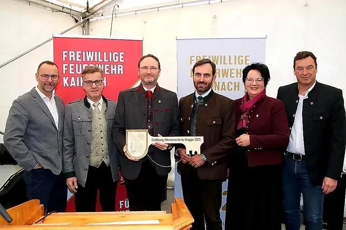 So waren unter anderem die Landtagsabgeordneten Stefan Resch, Klaudia Stroißnig und Jochen Bocksruker, Christian Leitgeb vom Landesfeuerwehrverband, Johann Eberhardt von der Volkshilfe Steiermark sowie die beiden Altbürgermeister Viktor Schriebl und Bruno Schwab gekommen.