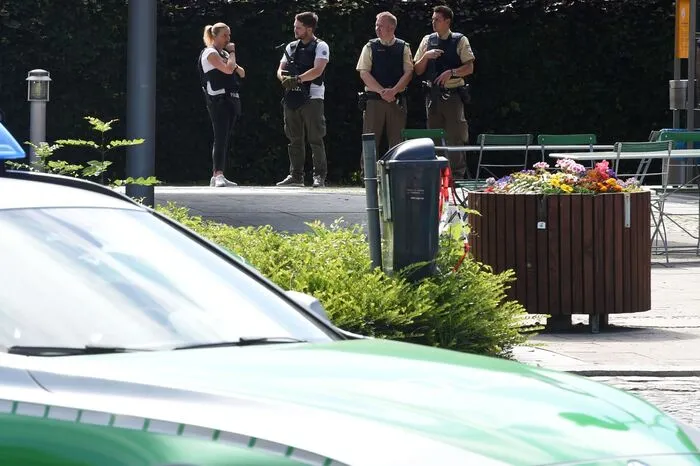 Eine Streife war am Dienstagmorgen wegen eines Streits zum Bahnhof gerufen worden, sagte Polizeisprecher Marcus da Gloria Martins.