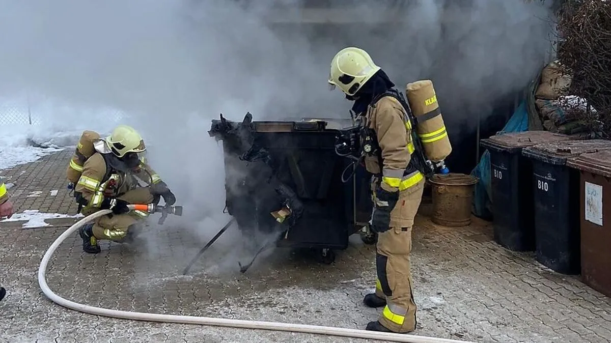 Die Berufsfeuerwehr Klagenfurt bei Löscharbeiten