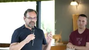 02.06.2024, Ramsau am Dachstein, Steiermark, Österreich (Austria): Im Rahmen des La Strada Projektes Signal vom Dachstein fanden am 2. Juni 2024 in der Türlwandhütte ein Gespräch zum Thema Klima und Meteorologie sowie die Konzertpremiere der Komposition Dachsteinklang von Marie-Theres Härtel statt. Im Bild v. l. Werner Schrempf, La Strada, Julian Schütter, Klimaschutzaktivist und ehemaliger Skirennläufer. 
Fotocredit: Martin Huber