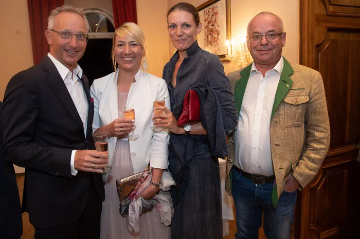 Die Hoteliers Hubert und Verena Koller sowie Nina und Siggi Neuschitzer.
