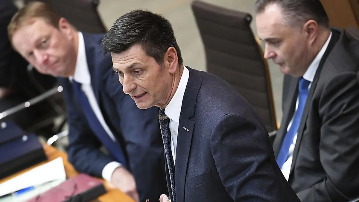 Christian Illedits, flankiert von  Doskozil (rechts) und Tschütz (FPÖ)