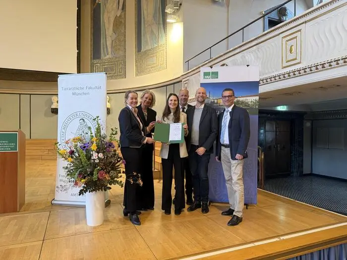 V.l.: Helen Louton (LMU), Anna-Caroline Wöhr (LMU), Kerstin Auer (Vetmeduni), Stefan Warbek (Forster-Steinberg-Stiftung), Herwig Grimm (Vetmeduni), Matthias Gauly (Rektor Vetmeduni)