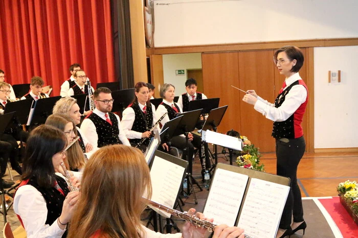 An der Spitze des Klangkörpers eine Klasse für sich: Kapellmeisterin Kathrin Bischof. 