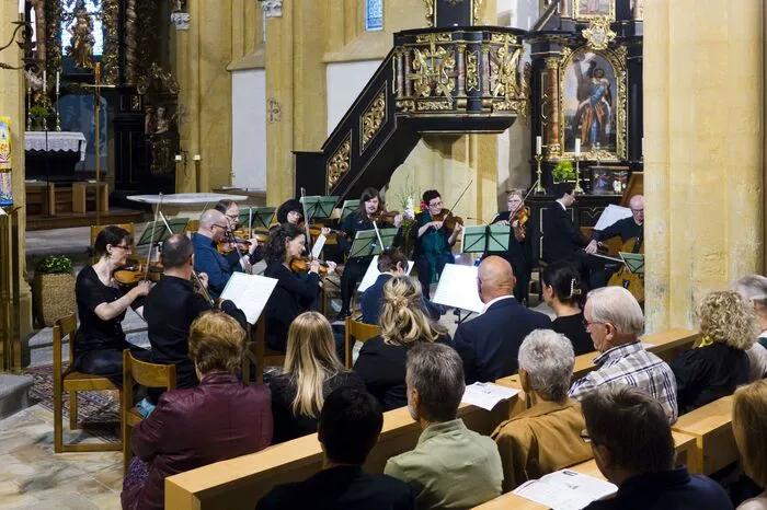 Für den Auftritt des jungen ungarischen Solisten András Balázs Ádam mit dem Concerto in G-Moll für und Streicher und Cembalo von Johann Sebastian Bach gab es kräftigen Beifall. Seine außergewöhnlich musikalisch- künstlerische Leistung wurde in den vergangenen Jahren mit mehreren Auszeichnungen gewürdigt.