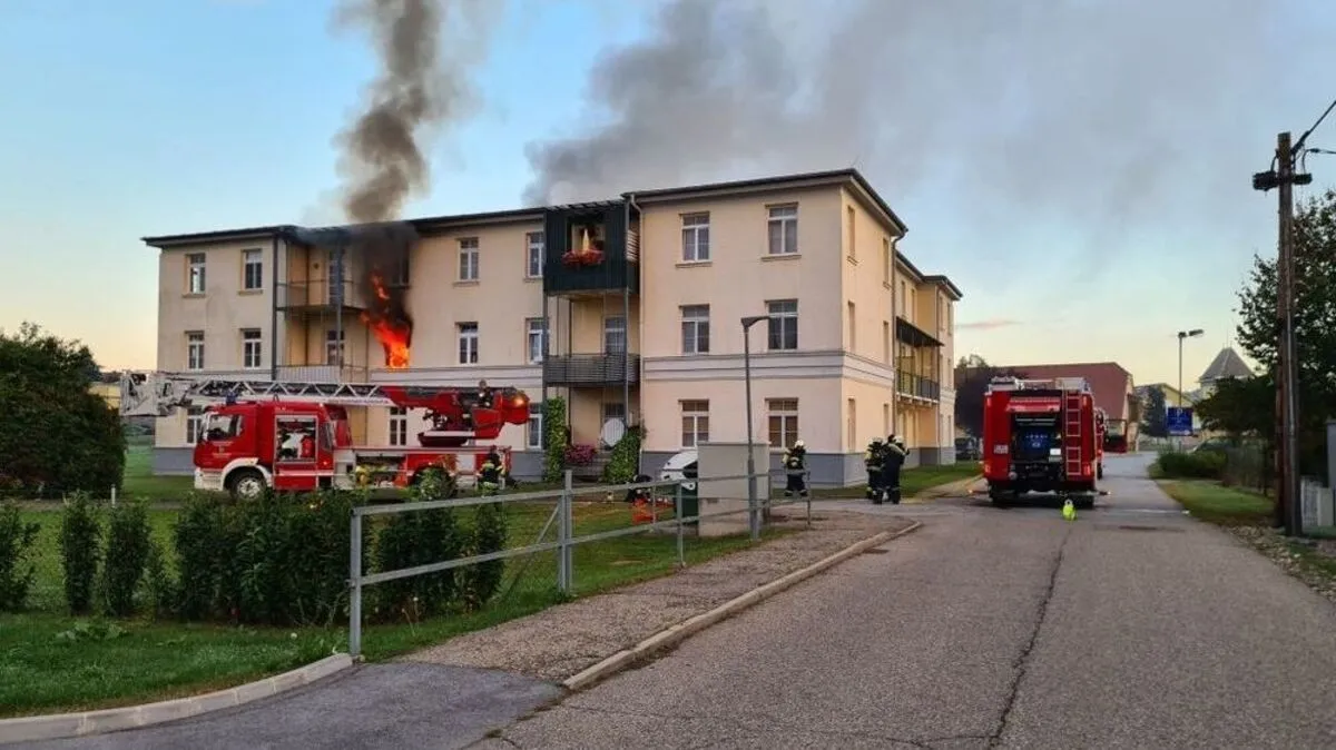 Schon von außen sah man, dass die gesamte Wohnung im Vollbrand stehen musste - durch die geborstenen Fenster wurde der Brand weiter angefacht 