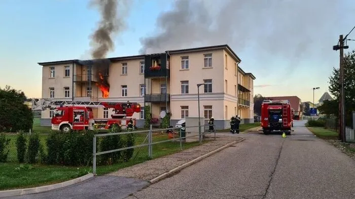 Schon von außen sah man, dass die gesamte Wohnung im Vollbrand stehen musste - durch die geborstenen Fenster wurde der Brand weiter angefacht 