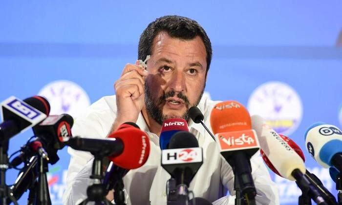 Salvini dankte mit einem Rosenkranz in der Hand
