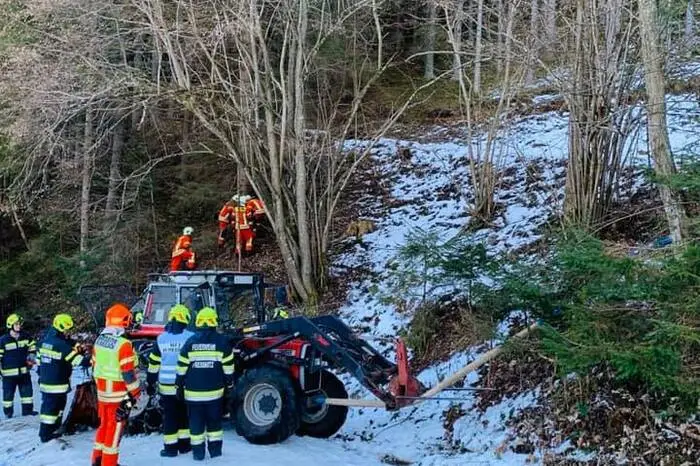 Da bei der Bergung des umgekippten Fahrzeugs eine zweite Seilwinde notwendig war, wurde die Freiwillige Feuerwehr Fressnitz nachalarmiert. 