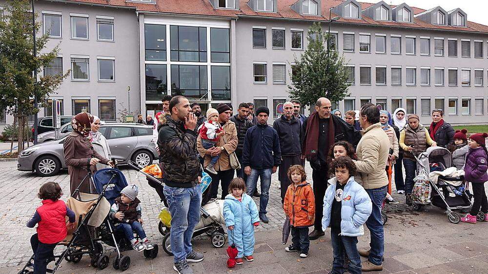 Asylwerber protestieren vor der BH Hartberg