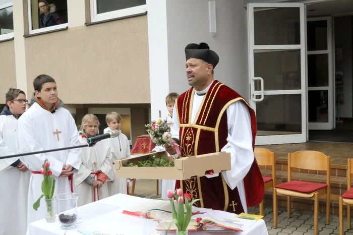 Grund des Besucherandranges war die Palmweihe anlässlich des Gottesdienstes durch Dechant Lawrence Pinto. 