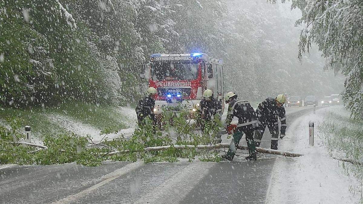 Schneefälle führten zu zahlreichen Unfällen