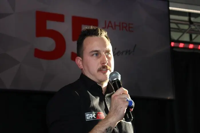 Mitarbeiter Lukas Amlacher, einer der „Top 3“-Mitsubishi-Techniker Europas, erzählte über seine erfolgreiche Teilnahme beim Mitsubishi Global Service Skill Contest 2024 in Tokio. 