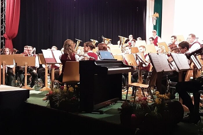 Durch das Programm führen Cornelie Lercher und Theresa Stocker. Die Jungmusikerbriefe wurden an Robert Petzl, Christian Petzl und Matthias Leitner überreicht, das Ehrenzeichen in Bronze für 15 Jahre wurde an Florian Leitner verliehen (nachträglich für 2021).