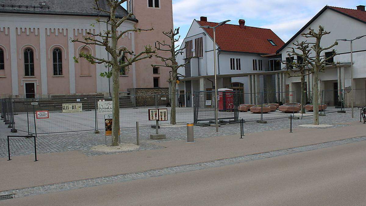 Auf dem Kirchplatz wurde fleißig gearbeitet 