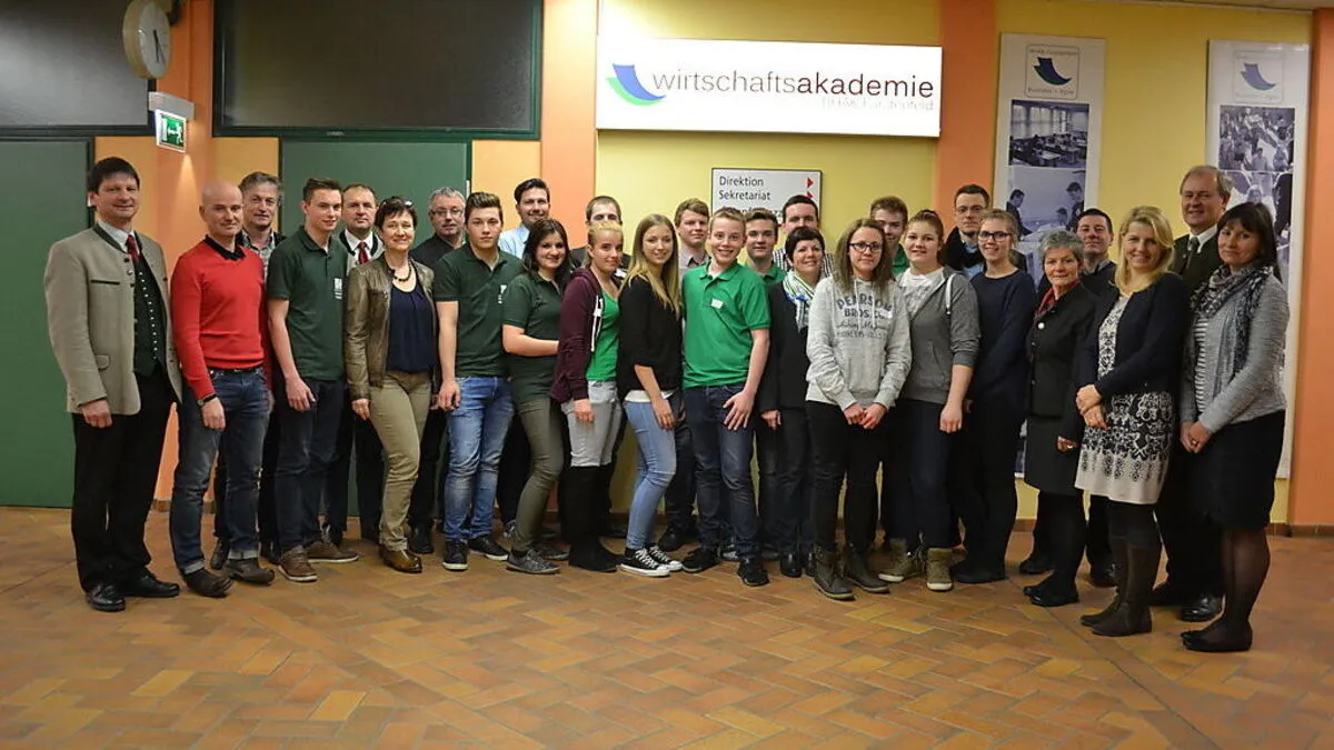 Schüler, Lehrer, Direktoren und Landwirte aus der Region mit den Ehrengästen, die zur Präsentation der Ideen kamen