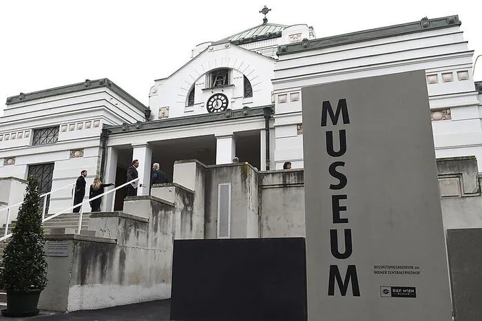 Wer es ganz genau wissen will, besucht auch das dortige Bestattungsmuseum: von todernst bis urkomisch. Vom Sitzsarg über die Hitparade der meist gewünschten Lieder bei Begräbnissen bis zum Glockerl, das irrtümlich Begrabene läuten sollten, ist alles dabei. Und man lernt, was es bedeutet, wenn ein Wiener einen "mit dem 71er heimschicken" will ...