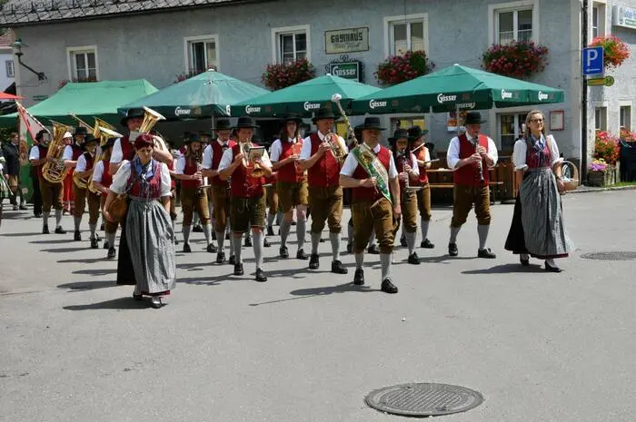 Die Marktmusikkapelle Mautern, Meister des Formationsmarschierens, spielte zünftig auf.